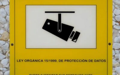 LA AEPD SANCIONA A UNA EMPRESA POR TENER EL CARTEL DE VIDEOVIGILANCIA DETRÁS DE UNA PERSIANA Y NO ESTAR VISIBLE