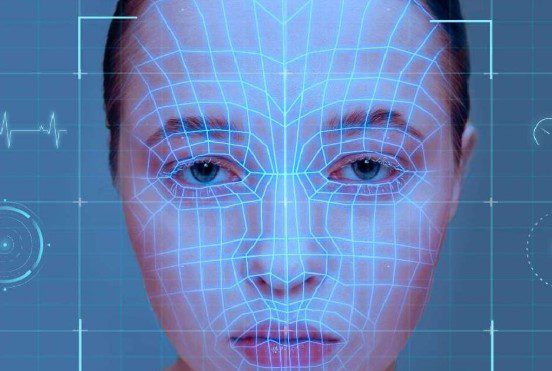 INDEMNIZAN CON 50.000 EUROS A UNA TRABAJADORA POR SER OBLIGADA A USAR RECONOCIMIENTO FACIAL PARA EL CONTROL HORARIO